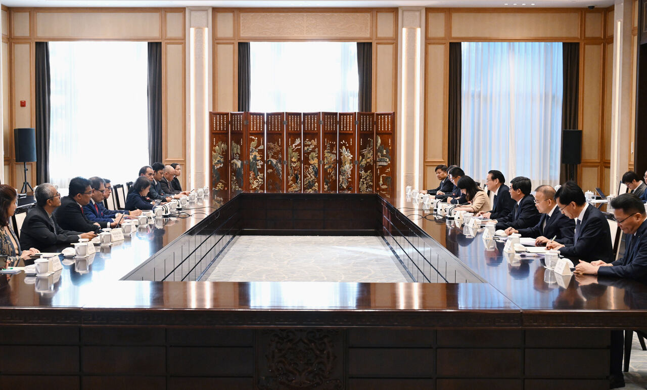 佛得角国家与公共行政现代化部长埃德娜・奥利维拉会见非洲开发银行代表团