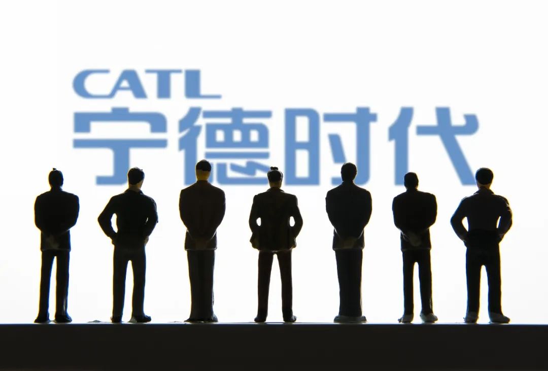 太突然，任泽平和“骂战”对手双双被禁！