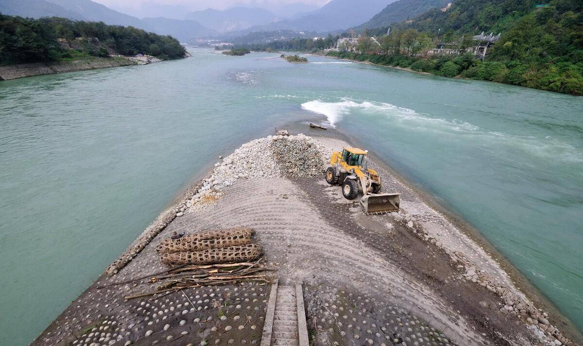 小伙用模拟游戏还原都江堰治水原理走红