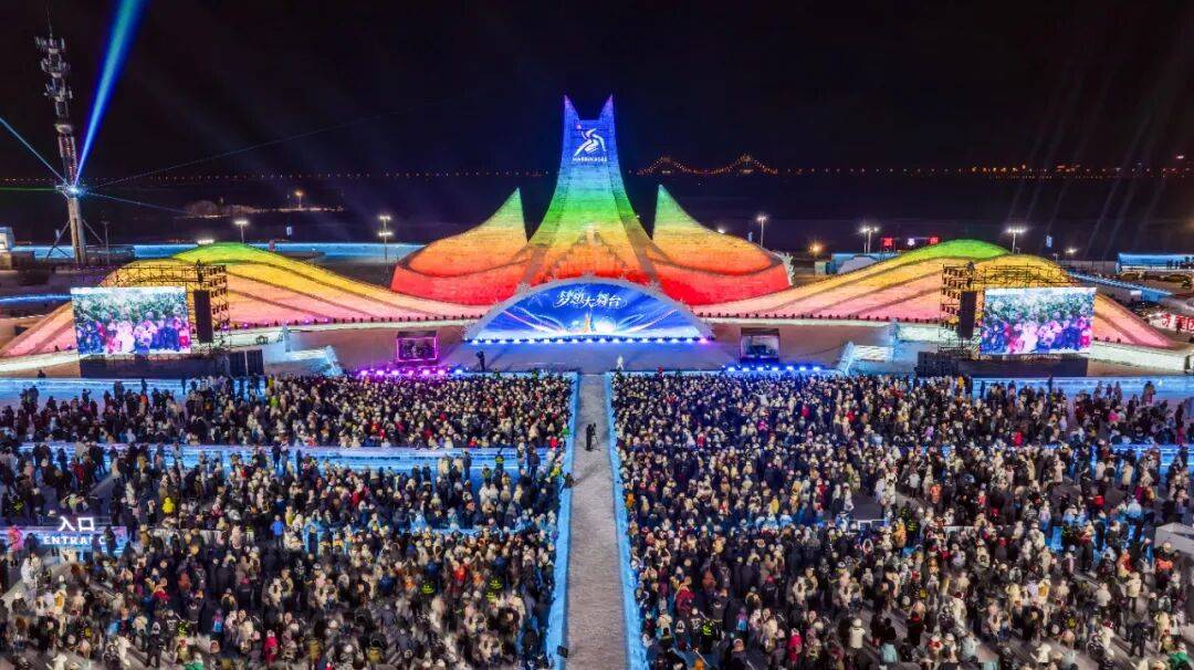 机器人献舞哈尔滨冰雪大世界