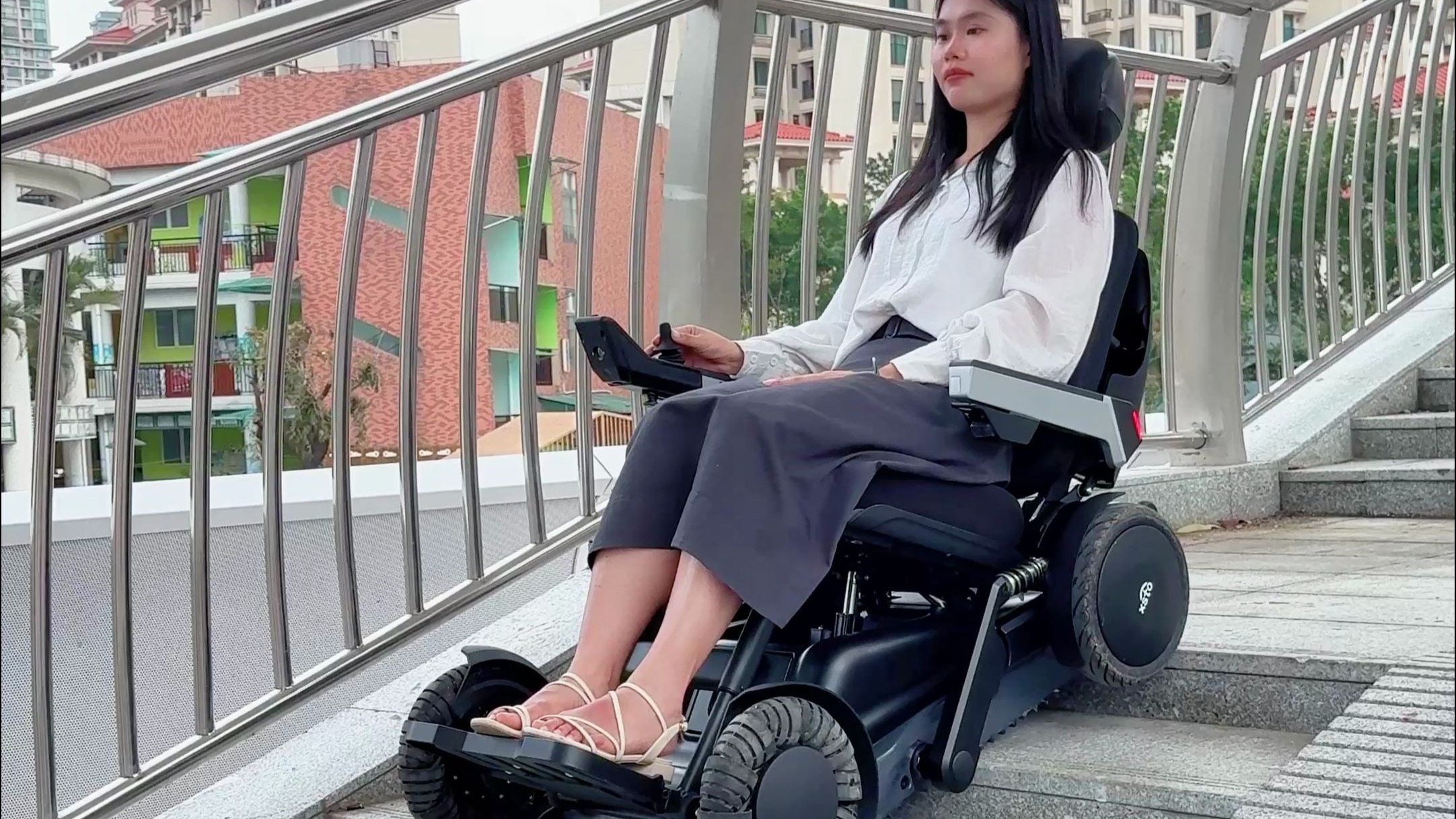 爬楼扫地机器人亮相CES，石头科技推动家庭具身智能新阶段