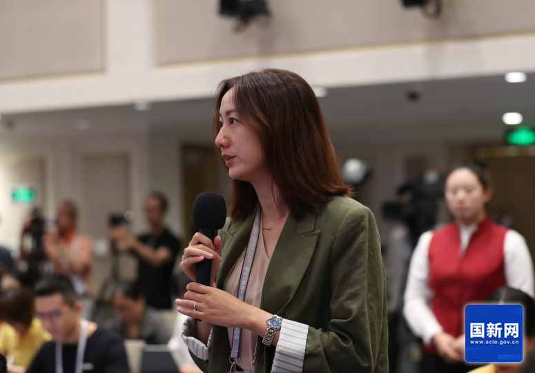 商务部国际贸易谈判代表兼副部长李成钢会见罗技公司首席执行官法贝尔