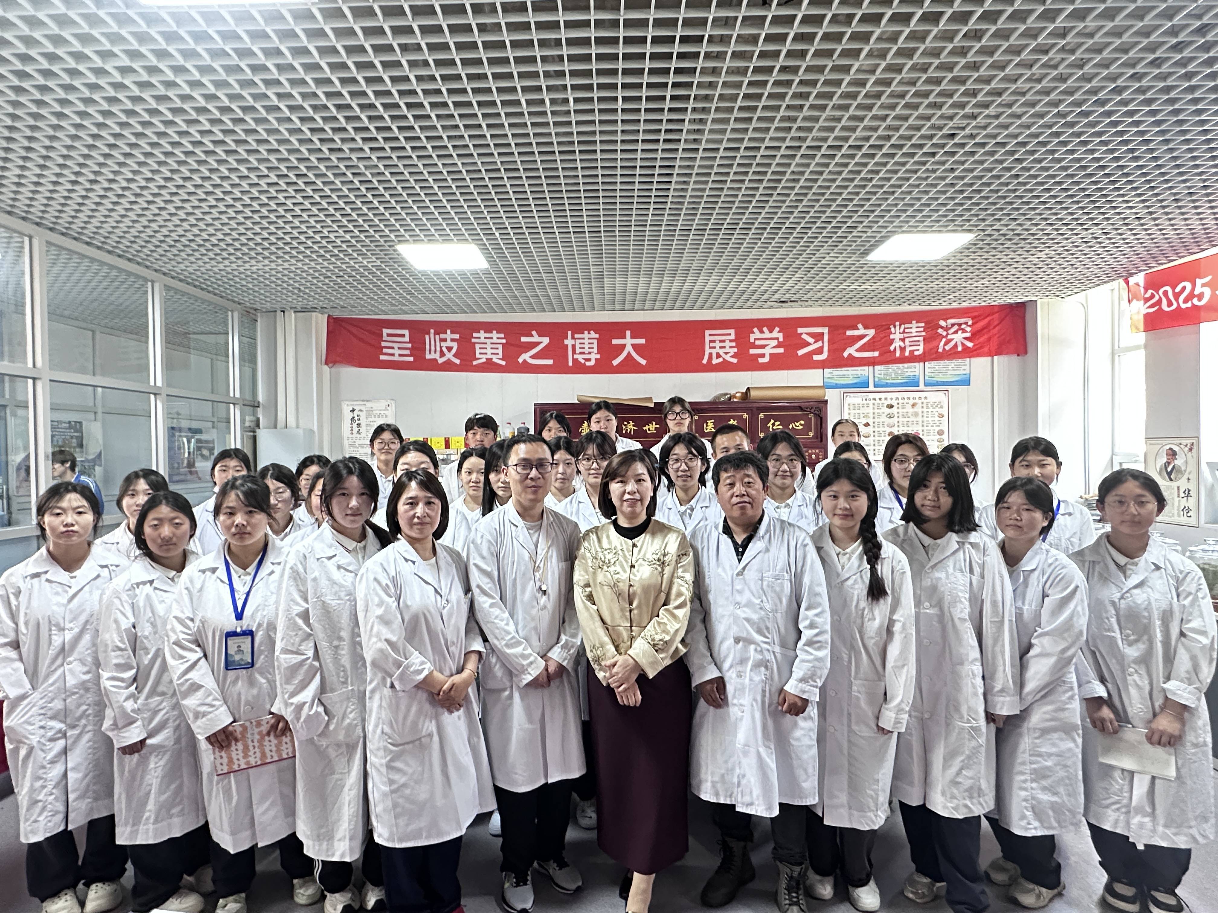 工信部等八部门：引导中药工业龙头企业聚焦重点原料品种 建设一批高标准中药原料生产基地