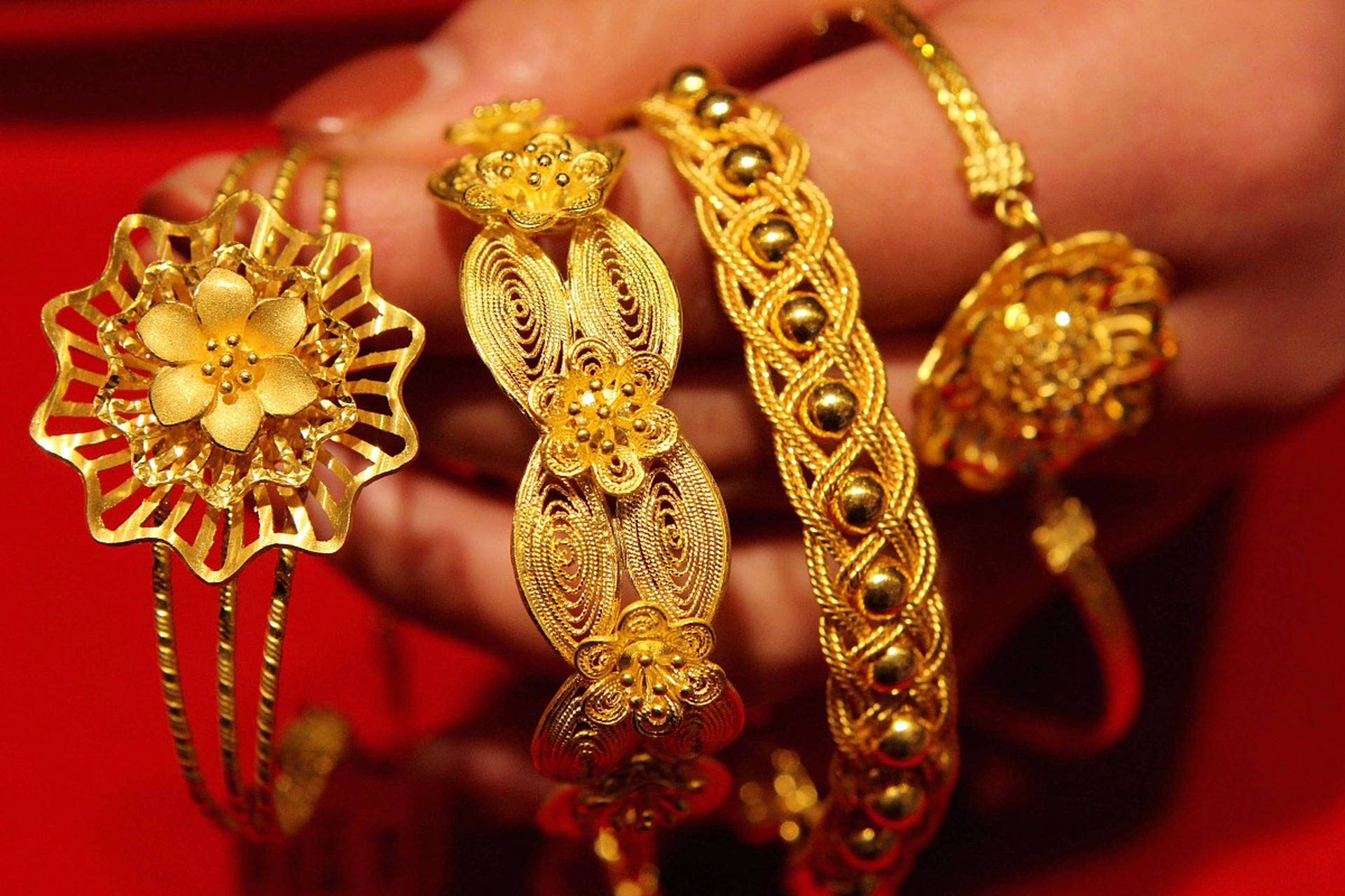 黄金白银反弹,金价重回5000美元关口;英伟达、苹果跌超2%;特朗普称将访问委内瑞拉;6家出行平台企业被约谈丨每经早参