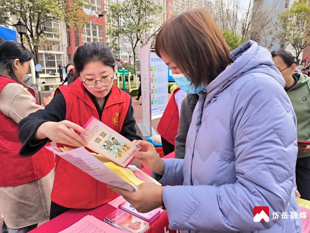 全国人大代表卓长立：建议家政人员享有社保补贴 家政企业参与长护险服务