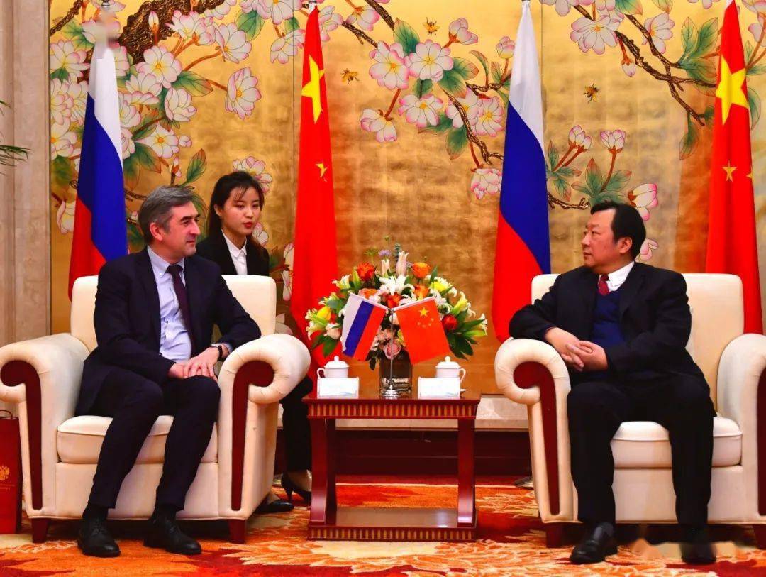 刘晓峰参赞会见玻国家公路管理局局长法尔凡