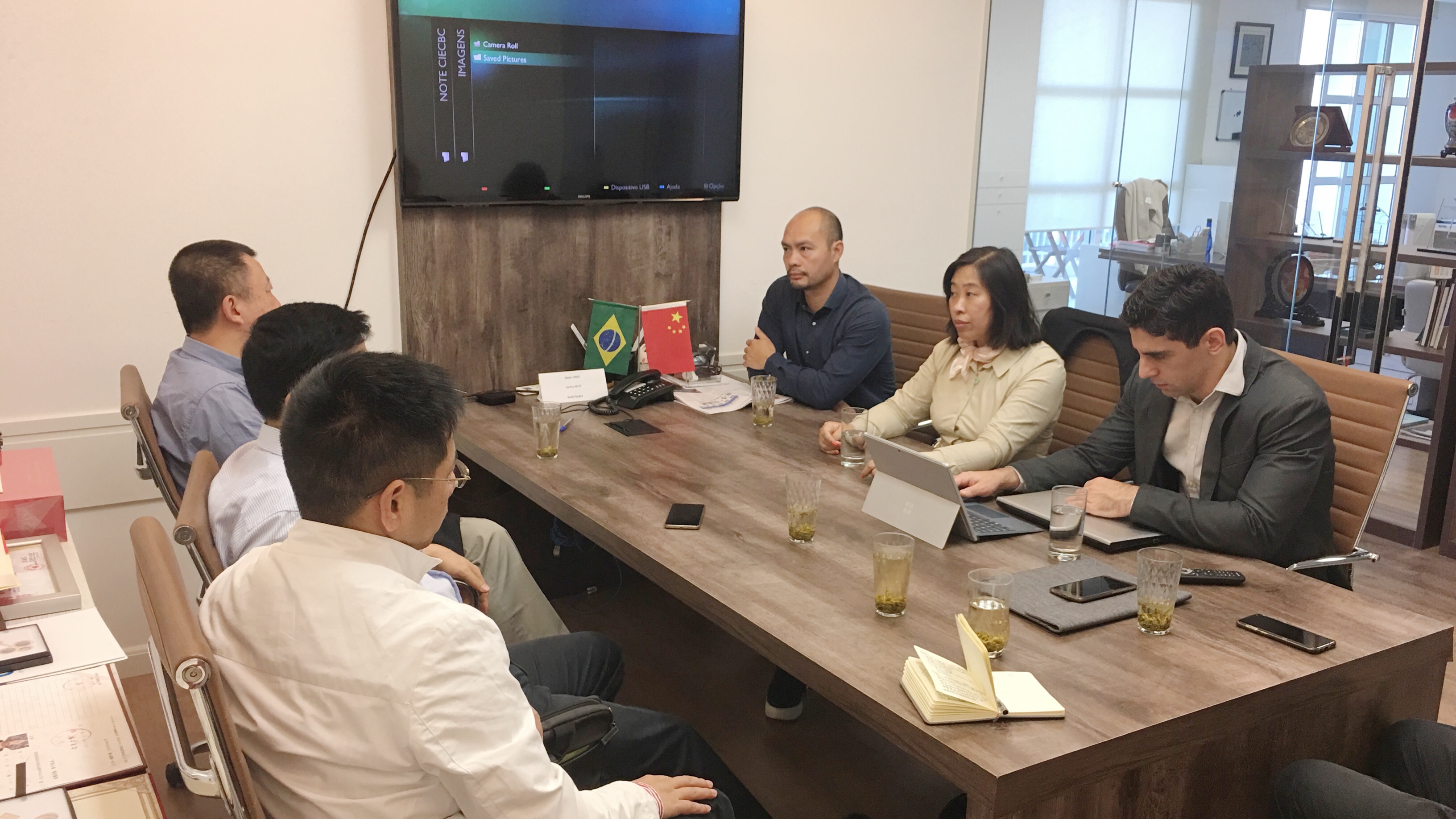 李汉清参赞拜会圭亚那旅游工贸部长罗德里格斯