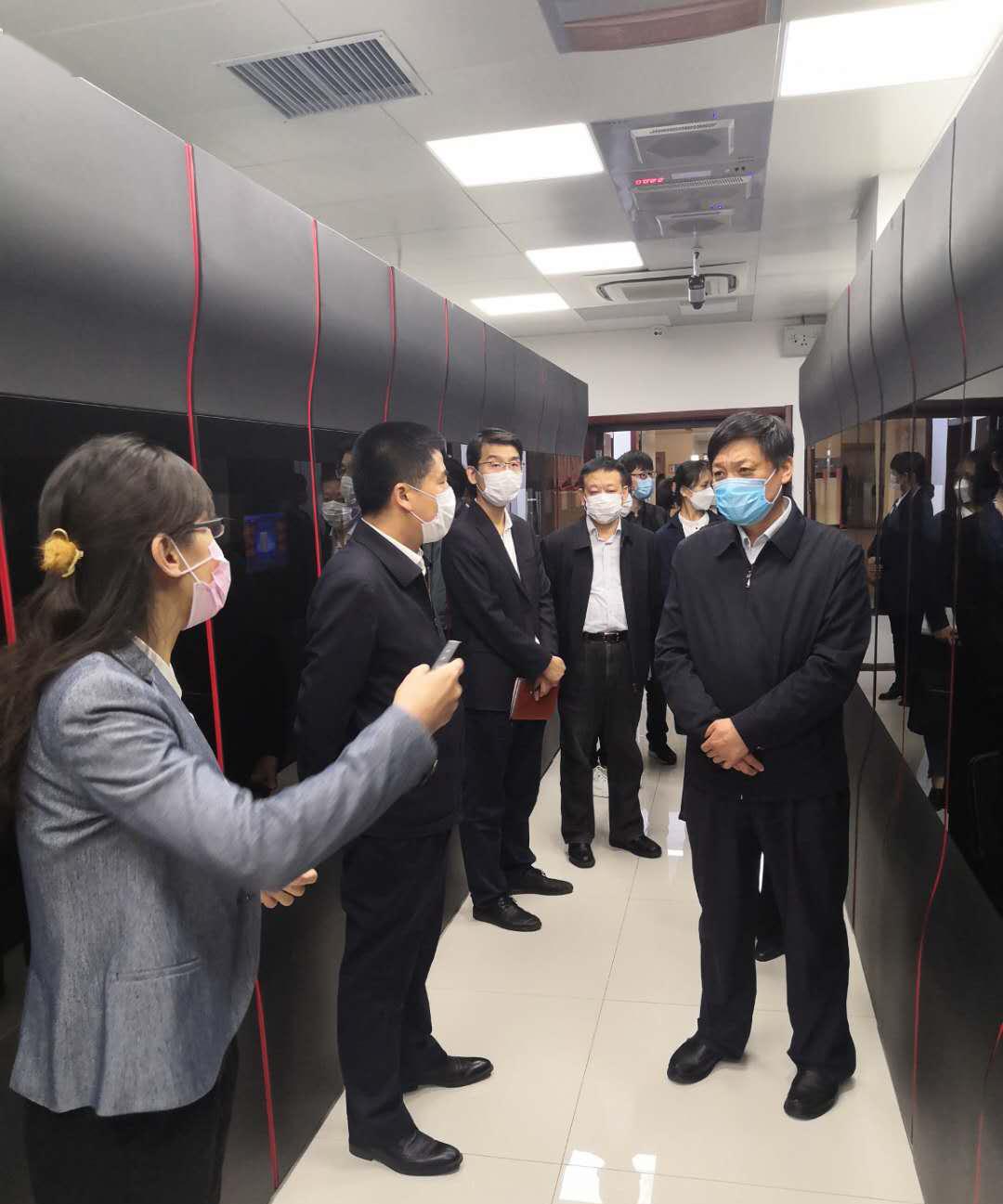 驻苏里南使馆贾金易参赞赴警察总局监控室、数据中心实地检查道路监控项目情况