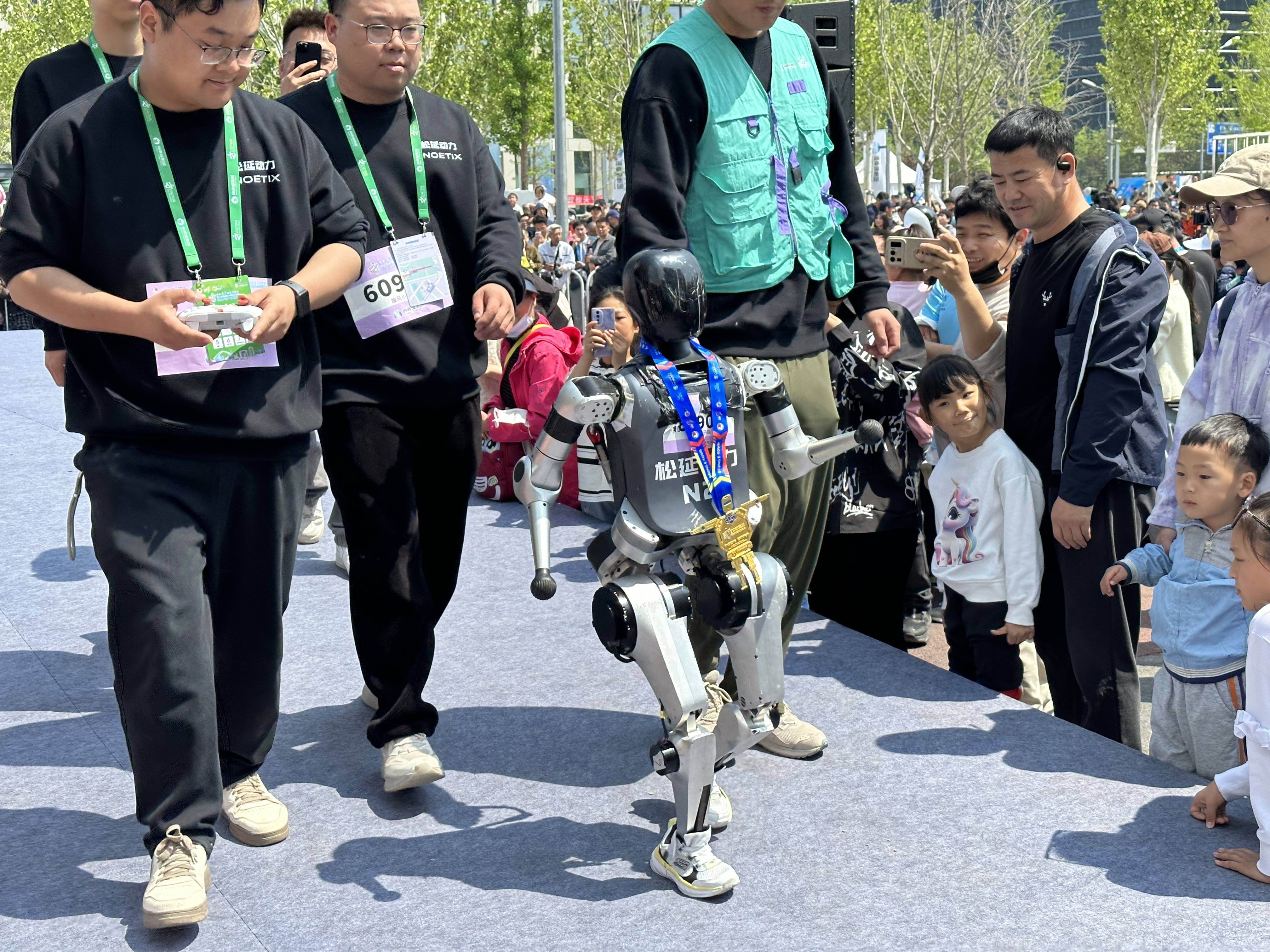 加速奔向真实世界：人形机器人半马再出发