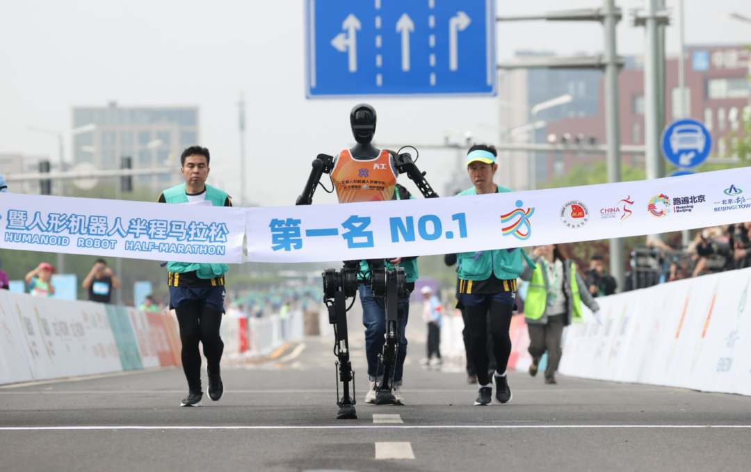 加速奔向真实世界：人形机器人半马再出发