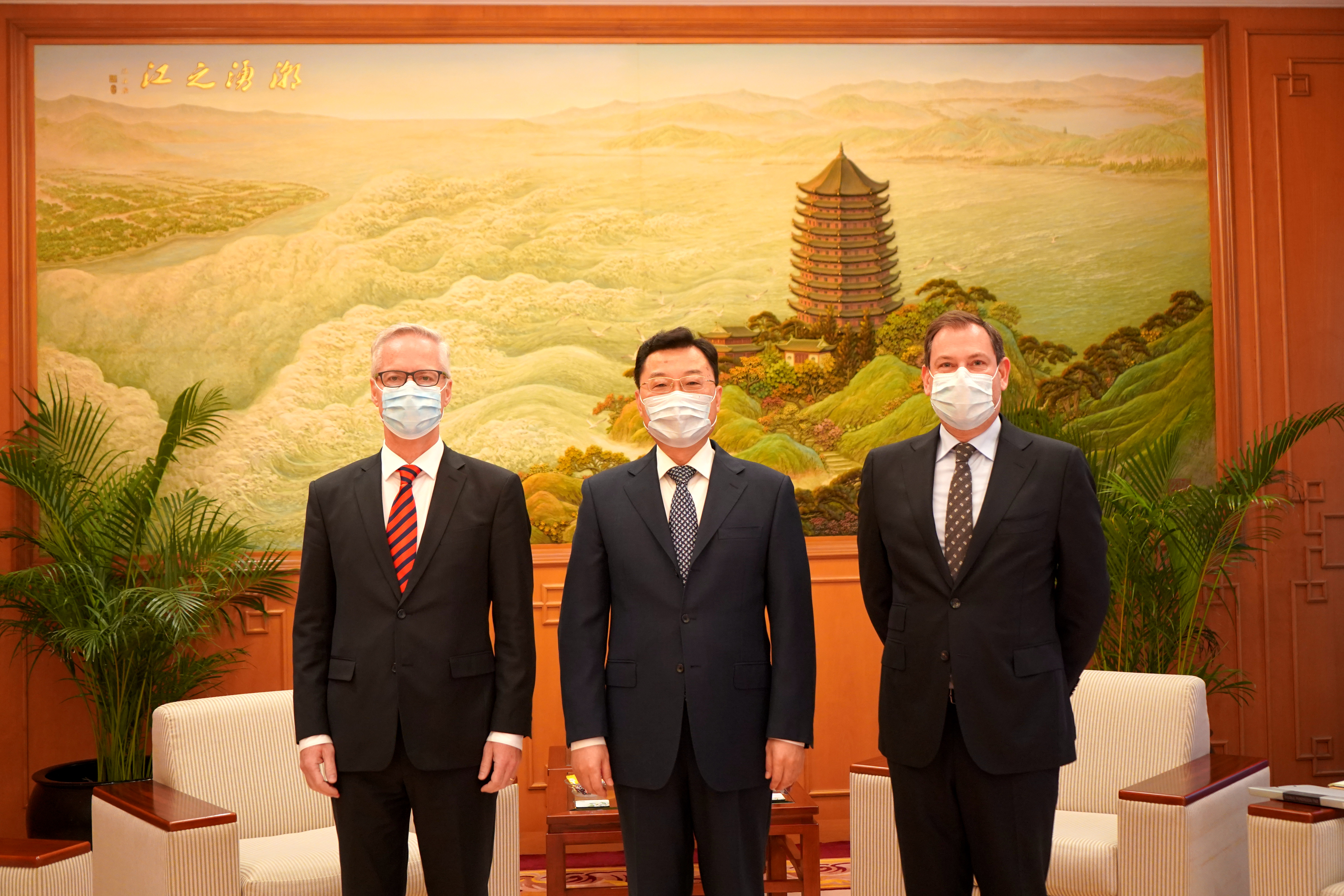 中国驻美国大使谢锋会见宾夕法尼亚州州众议长麦克林顿
