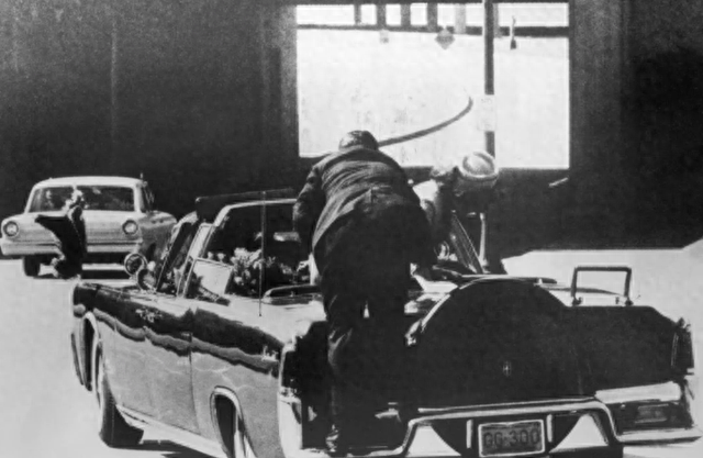 枪手已身亡,1人被捕!特朗普及其夫人撤离现场画面曝光,枪声响起时,特朗普正就座于主席台上!万斯、鲁比奥、赫格塞斯等都在场