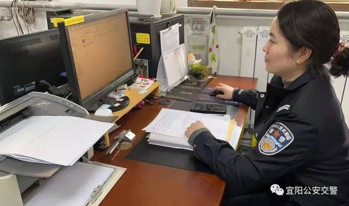女子开辅助驾驶在高速上化妆、吃东西、双手随着音乐舞动！面对交警，她称“作为女司机，我觉得它比我开得好”，被罚款200元，记3分