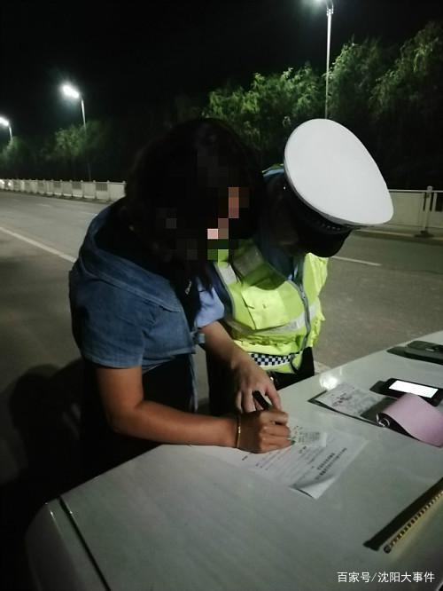 女子开辅助驾驶在高速上化妆、吃东西、双手随着音乐舞动！面对交警，她称“作为女司机，我觉得它比我开得好”，被罚款200元，记3分